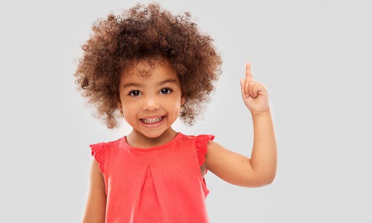 Kind mit erhobenem Zeigefinger