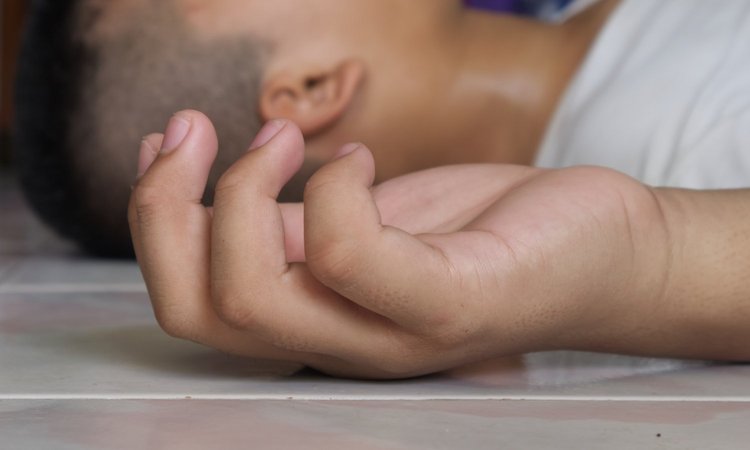 Bewusstloses Kind liegt auf dem Boden