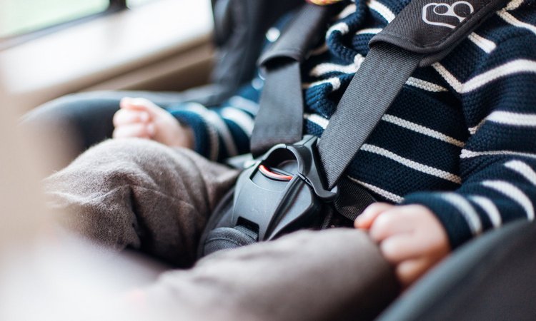 Anschnallgurt eines Autokindersitzes