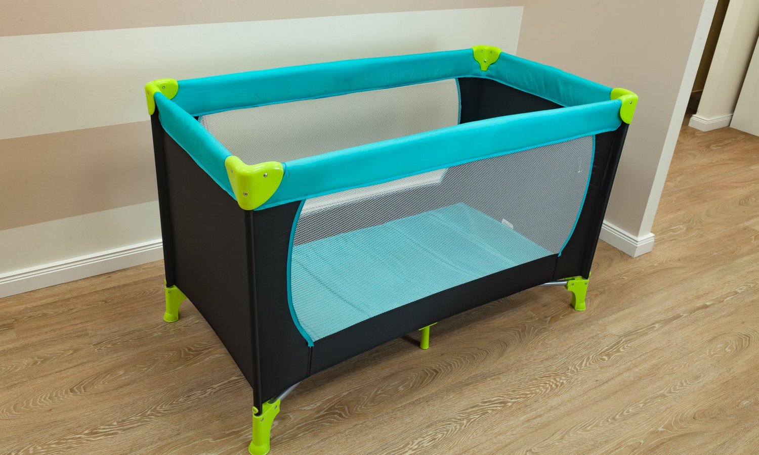 Ein blaues Kinderreisebett im Zimmer