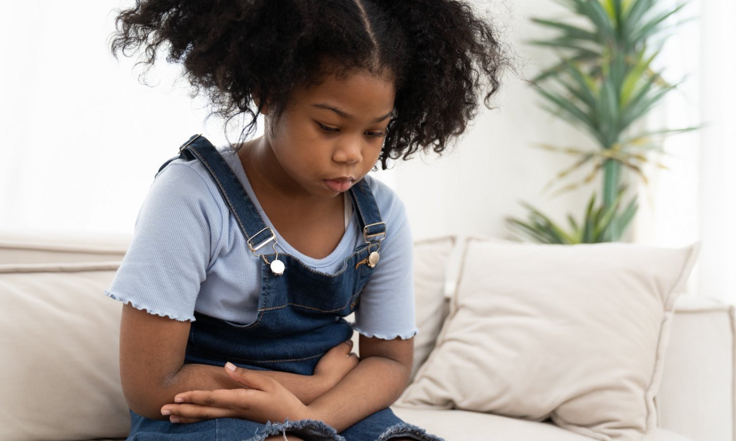 Kind krümmt sich vor Bauchschmerzen