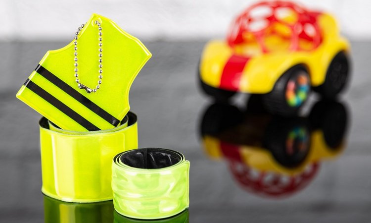 gelbe Reflektorbänder und ein gelbes Spielzeugauto