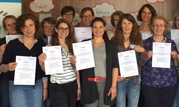 Referentinnen für Unfallprävention posieren mit ihren Urkunden