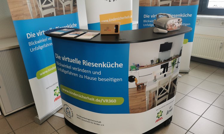 Die aufgebaute Koffertheke zur VR-Brille