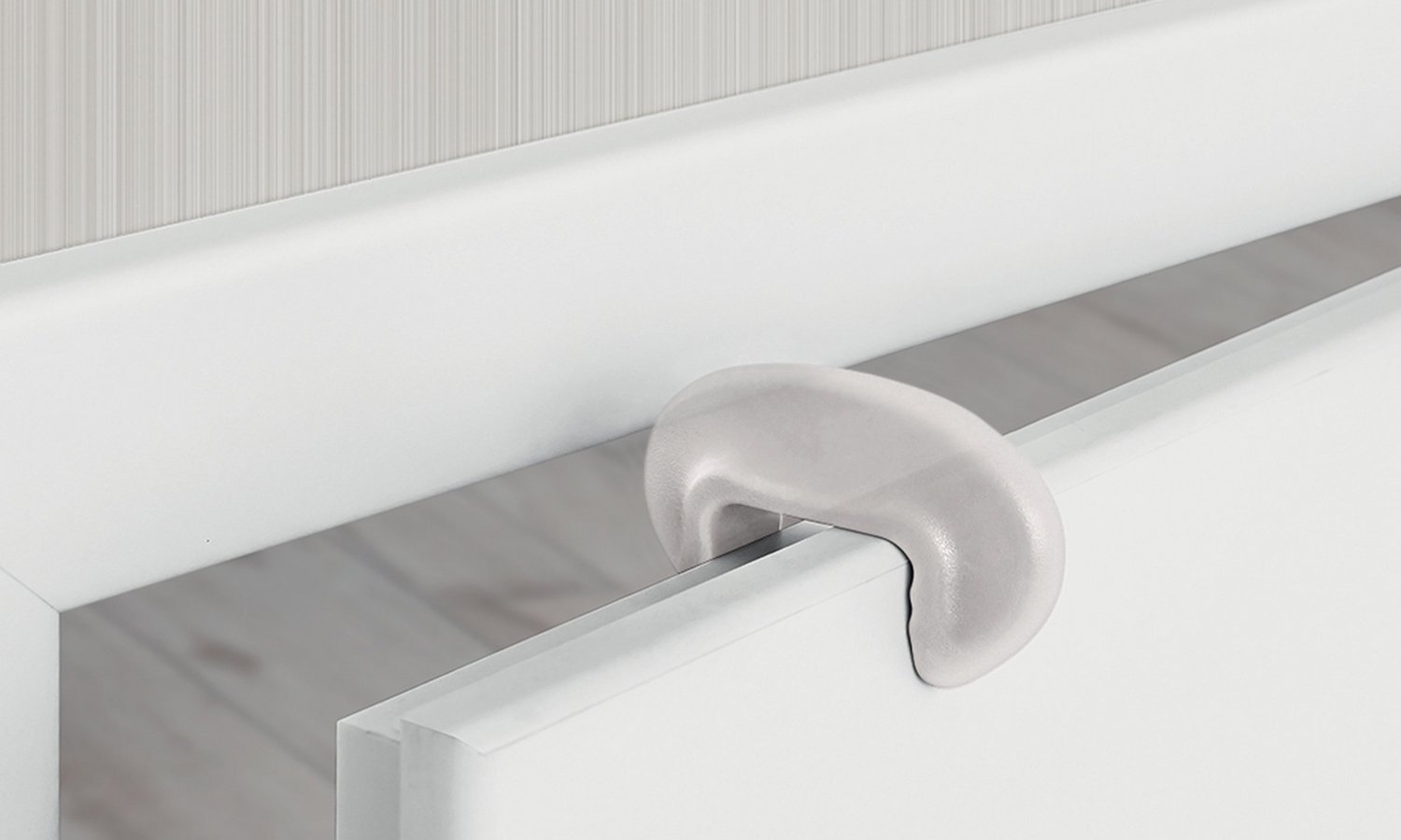 Eine mit Türstopper gesicherte Tür