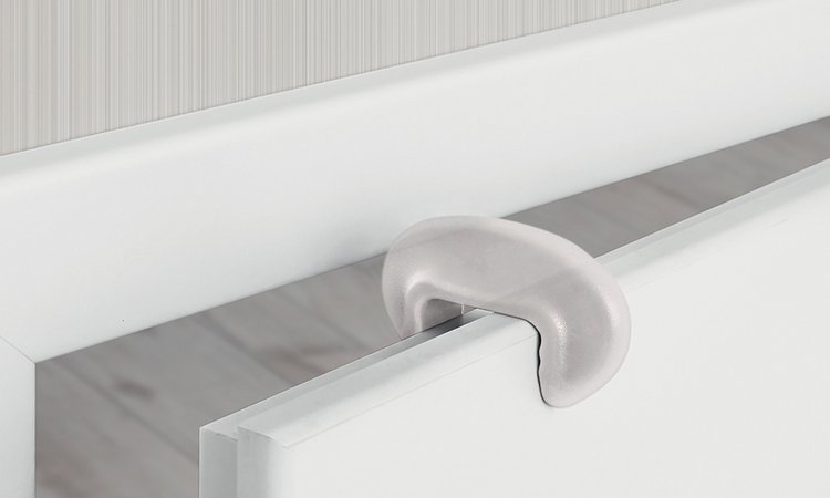 Eine mit Türstopper gesicherte Tür