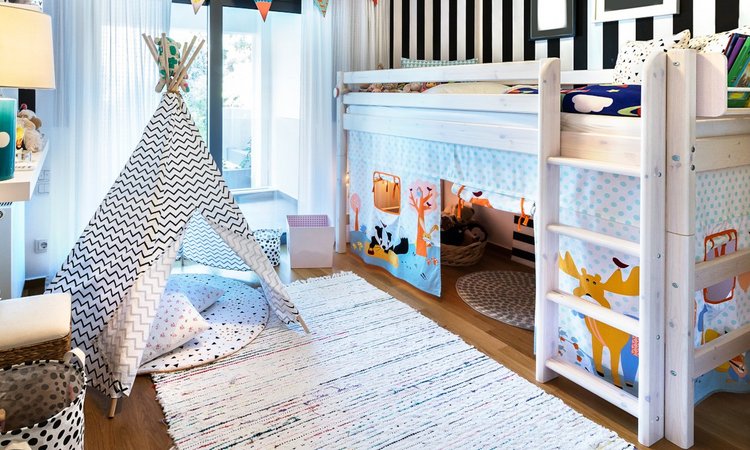 Ein gemütliches Kinderzimmer mit einem Hochbett