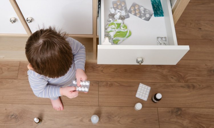 Kind hält Tablettenblister