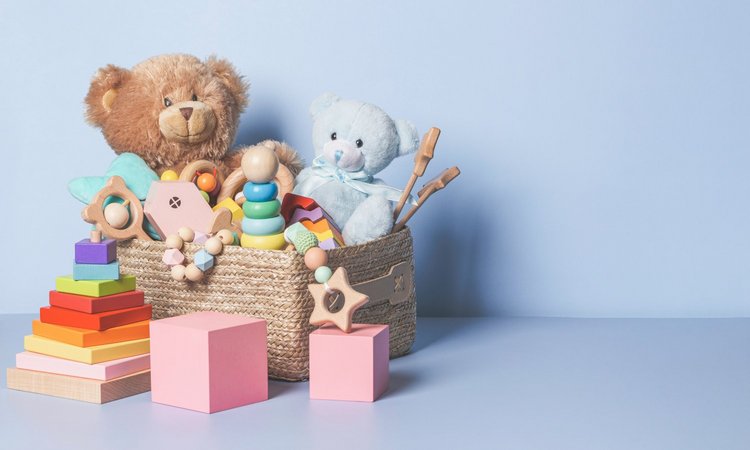 Ein Korb mit Kuscheltieren und bunten Spielsachen