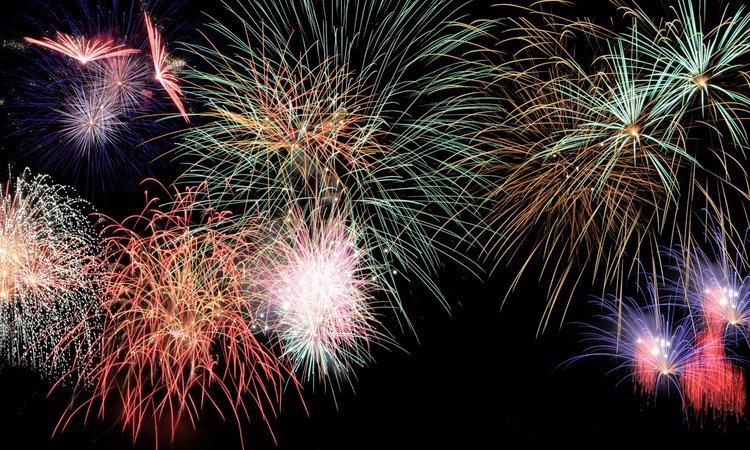 ein buntes Feuerwerk am Nachthimmel