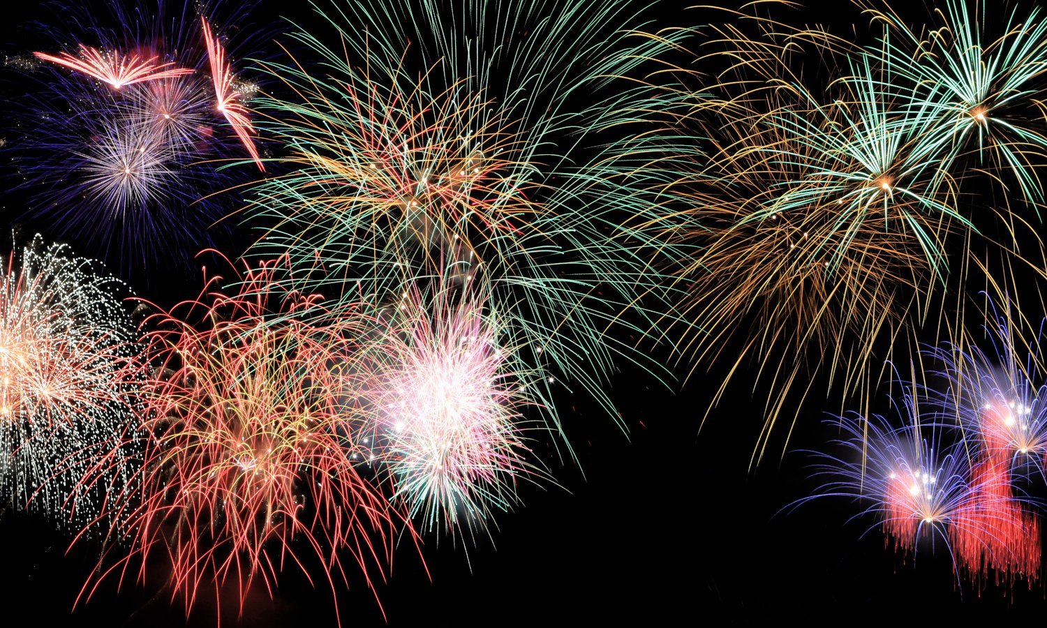 ein buntes Feuerwerk am Nachthimmel