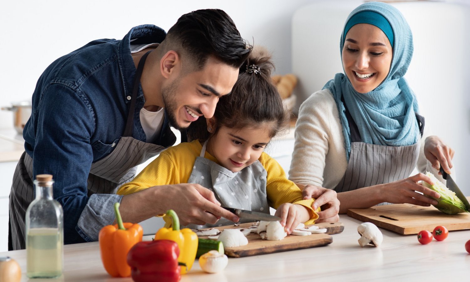 Eine Familie bereitet gemeinsam das Essen zu